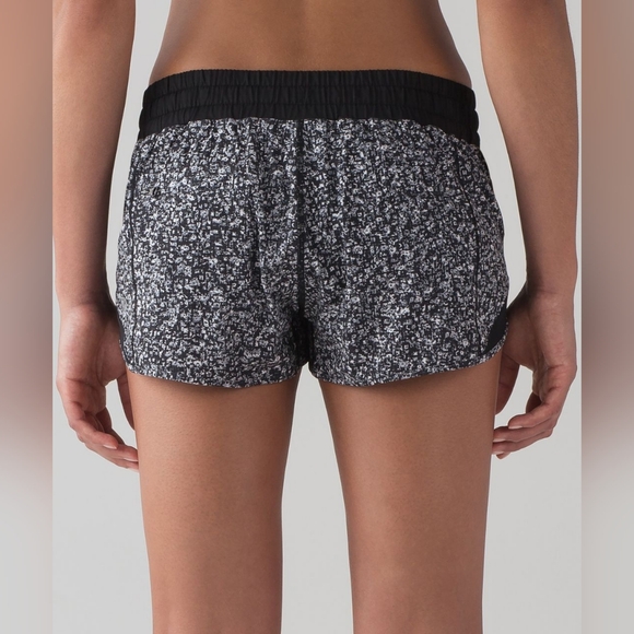 Lululemon Hotty Hot Short 2.5" - Picture 2 of 11
